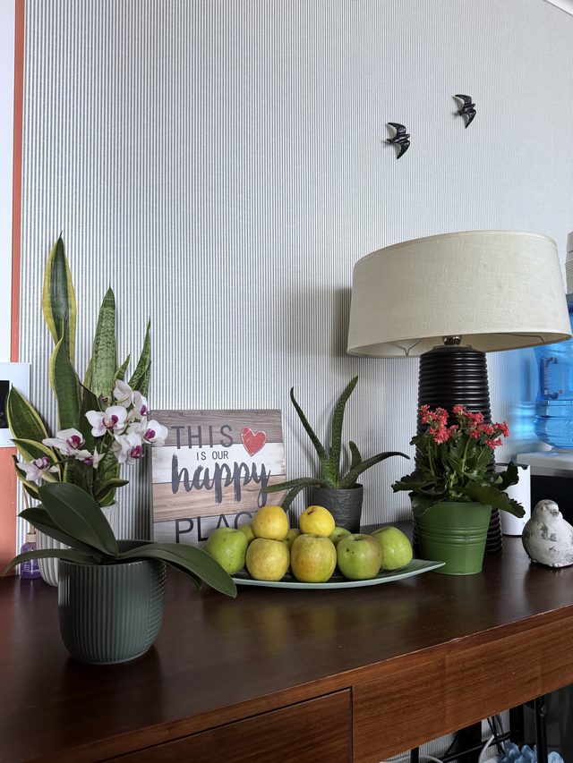 Detalhe do consultório: orquídeas e frutas sobre o aparador